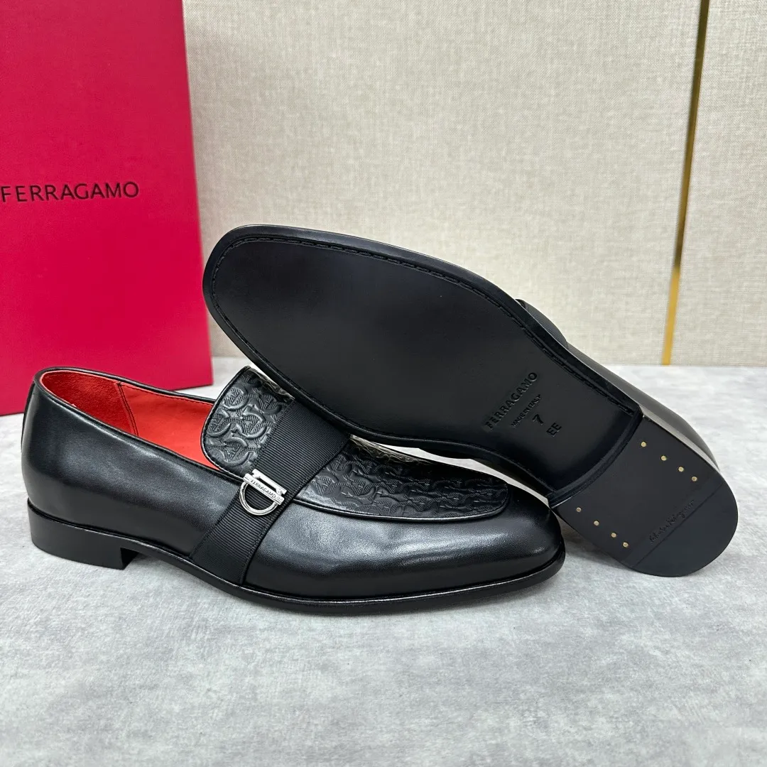 [Ferragamo] Top P: 960💰 Number of yards: 39~44 (38.45.46. Custom-made, non-refundable) Ferragamo** counters synchronize new models of men's loafers that can be worn casually or formally. The classic shape embodies the fashionable charm of formal wear, and the newly designed proportions are more modern. These loafers are made of imported open-edge beaded cowhide/fine calfskin/cow suede material. The upper is decorated with webbing, and the side is privately molded with silver Gancini buckles. The double stitching details add to the fashionable charm. Adopting a special "Original" structure and going through multiple processes, the soles are almost entirely handmade. Unique processing technology demonstrates exquisite craftsmanship. The original privately modeled genuine leather outsole is paired with a personalized rubber backing. It is comfortable, non-slip and wear-resistant. It can be worn as a slip-on. Exquisite hand-stitching. The workmanship is as fine as that of a store. The original color calfskin lining is sweat-absorbent, anti-odor, comfortable and breathable. The heel is also decorated with a rubber patch to perfectly improve the grip performance.